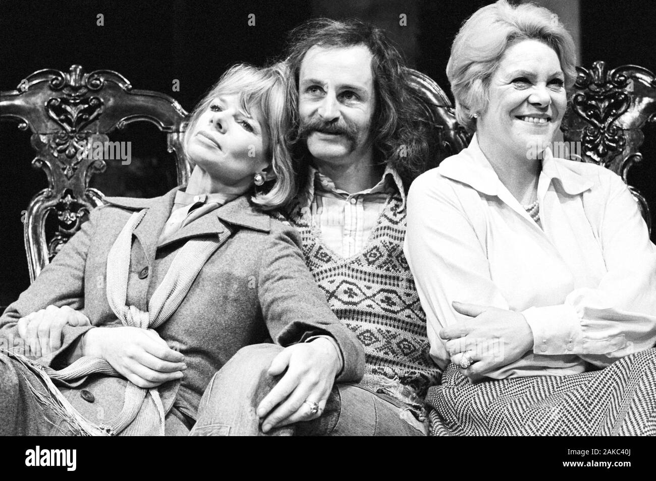 Jill Bennett (Isobel Sands), Max Stafford-Clark (direttore) e Rachel Roberts (Regine) in corrispondenza di una pressa photocall PER LA FINE DI ME vecchio cigaro da John Osborne al Greenwich Theatre, Londra in 1975 nato a Cambridge nel 1941 Direttore Artistico del Teatro della traversa, Edimburgo dal 1968 al 1970, il Royal Court Theatre di Londra dal 1979 al 1993 e al di fuori del comune di touring Theatre Company dal 1993 al 2017 Foto Stock