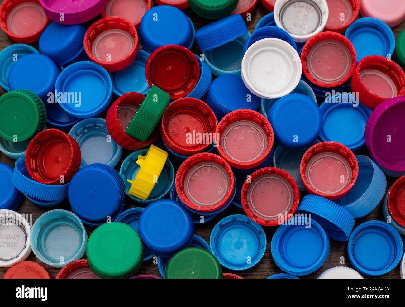 Close-up di un gran numero di colorati, plastica i tappi di bottiglia Foto Stock