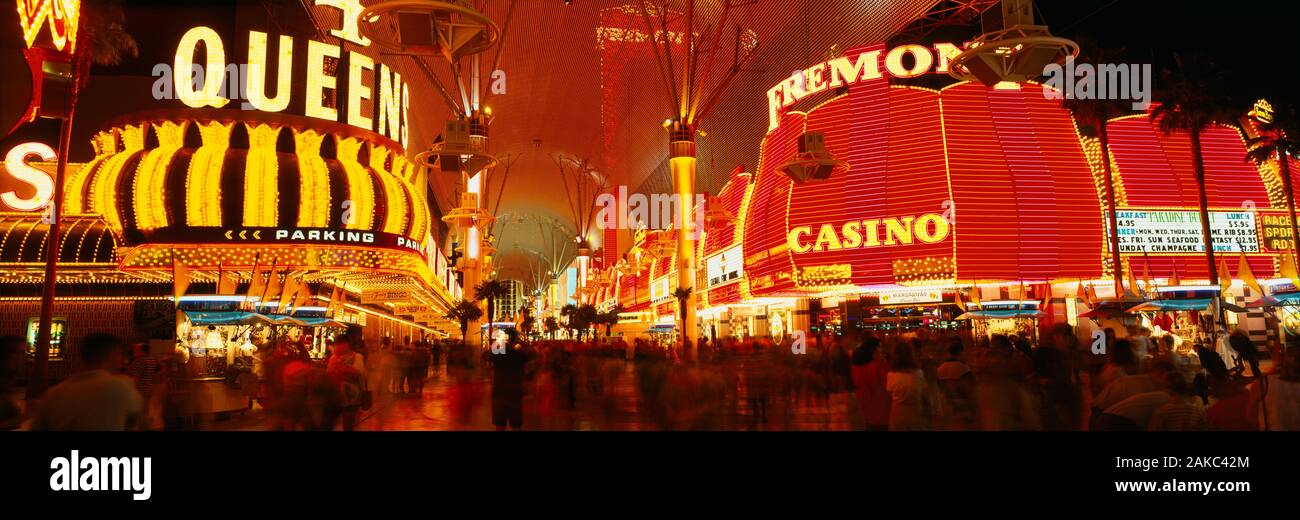 Casino illuminata di notte, Fremont Street, Las Vegas, Nevada, STATI UNITI D'AMERICA Foto Stock