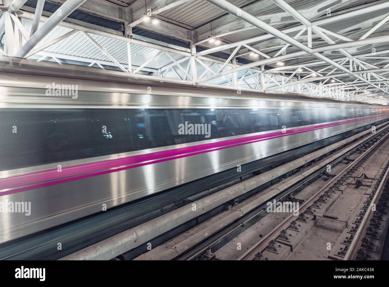 Treno della metropolitana si muove velocemente attraverso la stazione di interni. Foto Stock