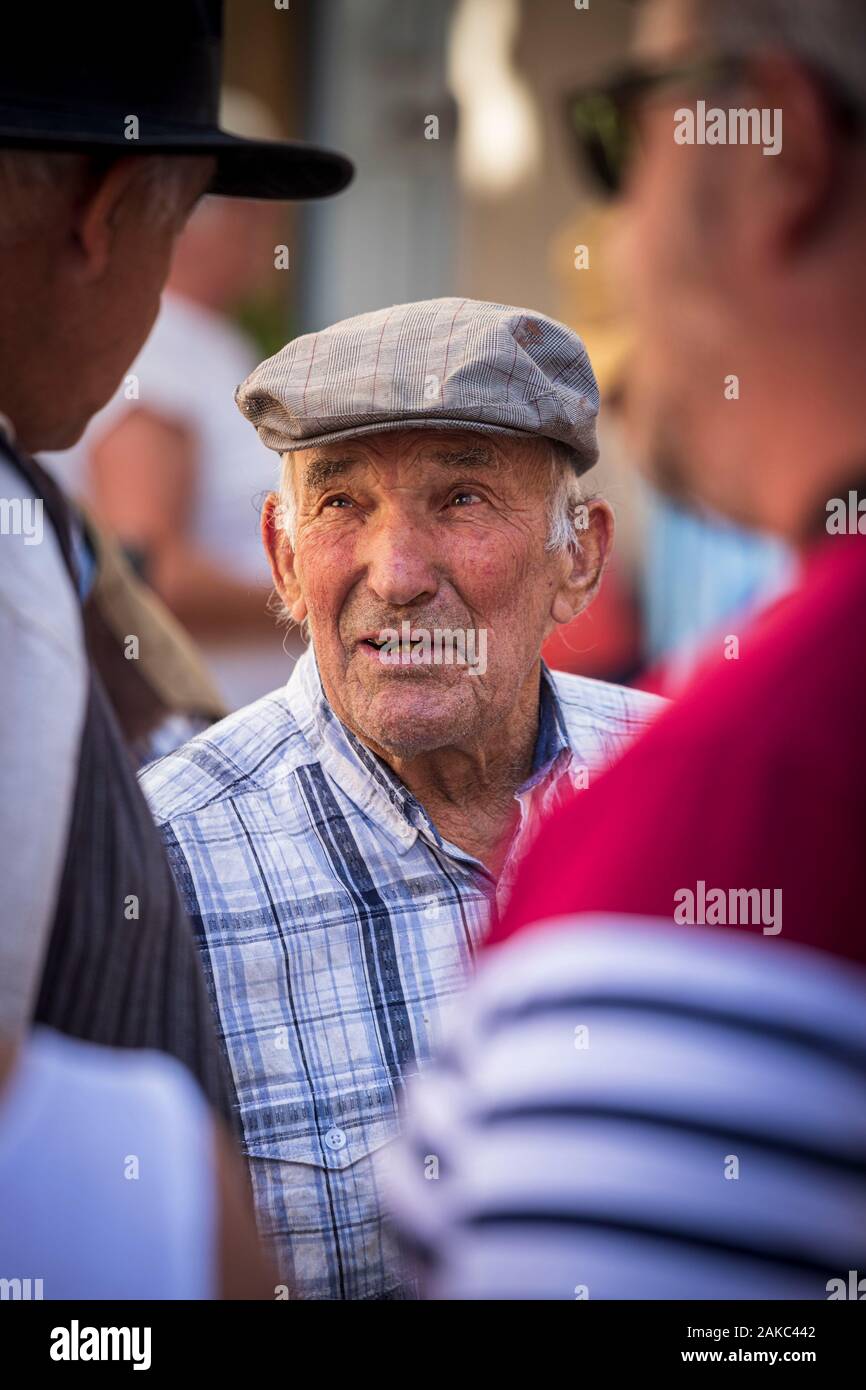 Francia, Alpes-Maritimes, il Parco Nazionale del Mercantour, valle del Tinée, Saint-Etienne-de-Tinée, villaggio uomini discutere durante la festa degli antichi mestieri Foto Stock