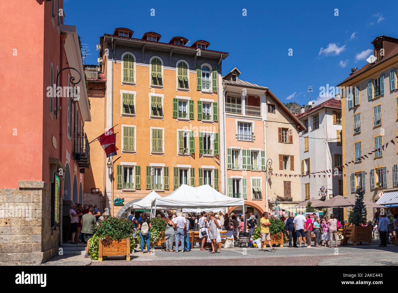 Francia, Alpes-Maritimes, il Parco Nazionale del Mercantour, valle del Tinée, Saint-Etienne-de-Tinée, piazza della chiesa durante la festa degli antichi mestieri Foto Stock