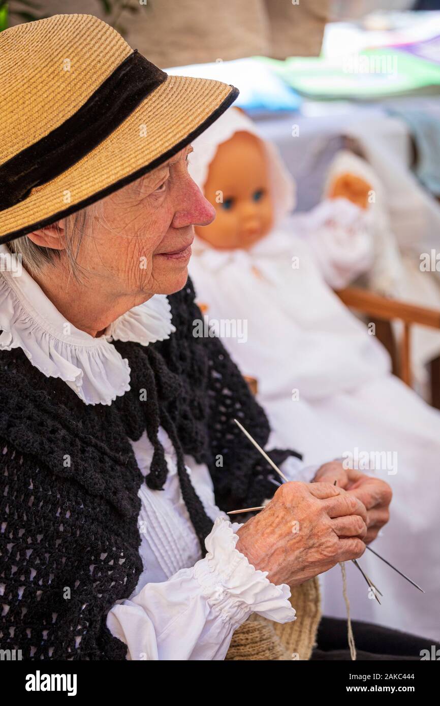 Francia, Alpes-Maritimes, il Parco Nazionale del Mercantour, valle del Tinée, Saint-Etienne-de-Tinée, dimostrazione di un laccio knitter durante la festa degli antichi mestieri Foto Stock