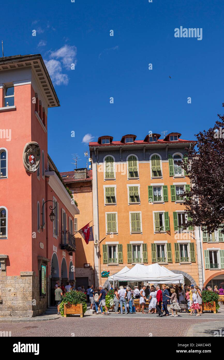 Francia, Alpes-Maritimes, il Parco Nazionale del Mercantour, valle del Tinée, Saint-Etienne-de-Tinée, piazza della chiesa durante la festa degli antichi mestieri Foto Stock