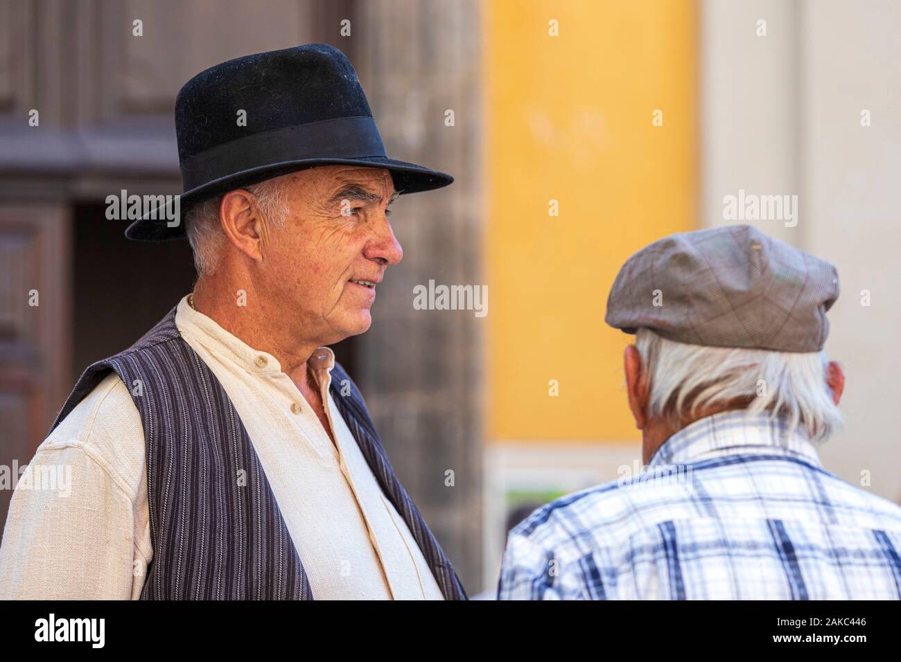 Francia, Alpes-Maritimes, il Parco Nazionale del Mercantour, valle del Tinée, Saint-Etienne-de-Tinée, villaggio uomini discutere durante la festa degli antichi mestieri Foto Stock