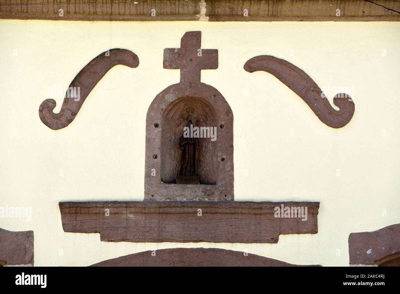 Francia, Haut Rhin, Sainte Croix aux Mines, capella Saint Blaise, gate, nicchia, statua del santo Foto Stock