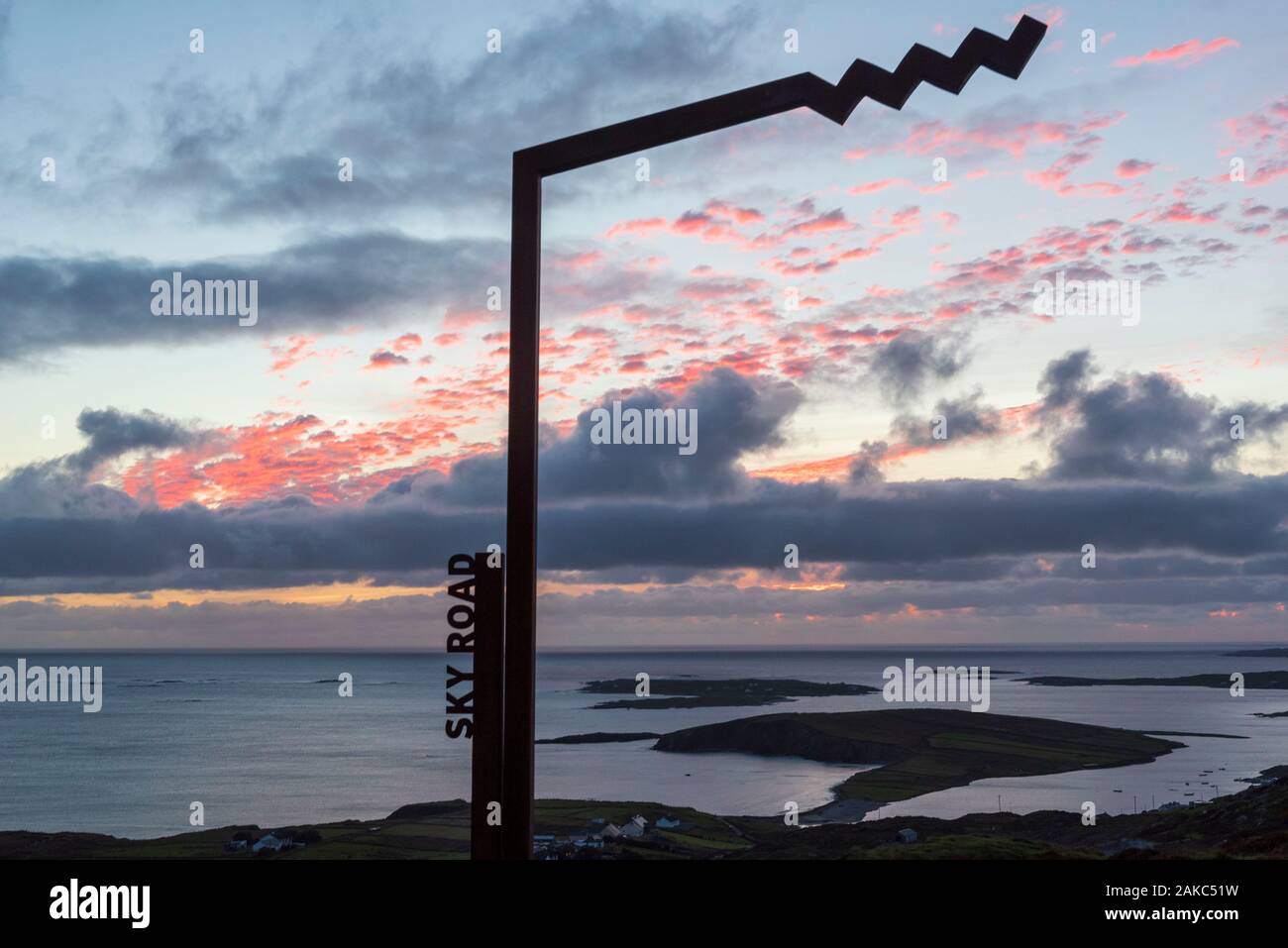 L'Irlanda, nella contea di Galway, Clifden, Sky Road al tramonto Foto Stock