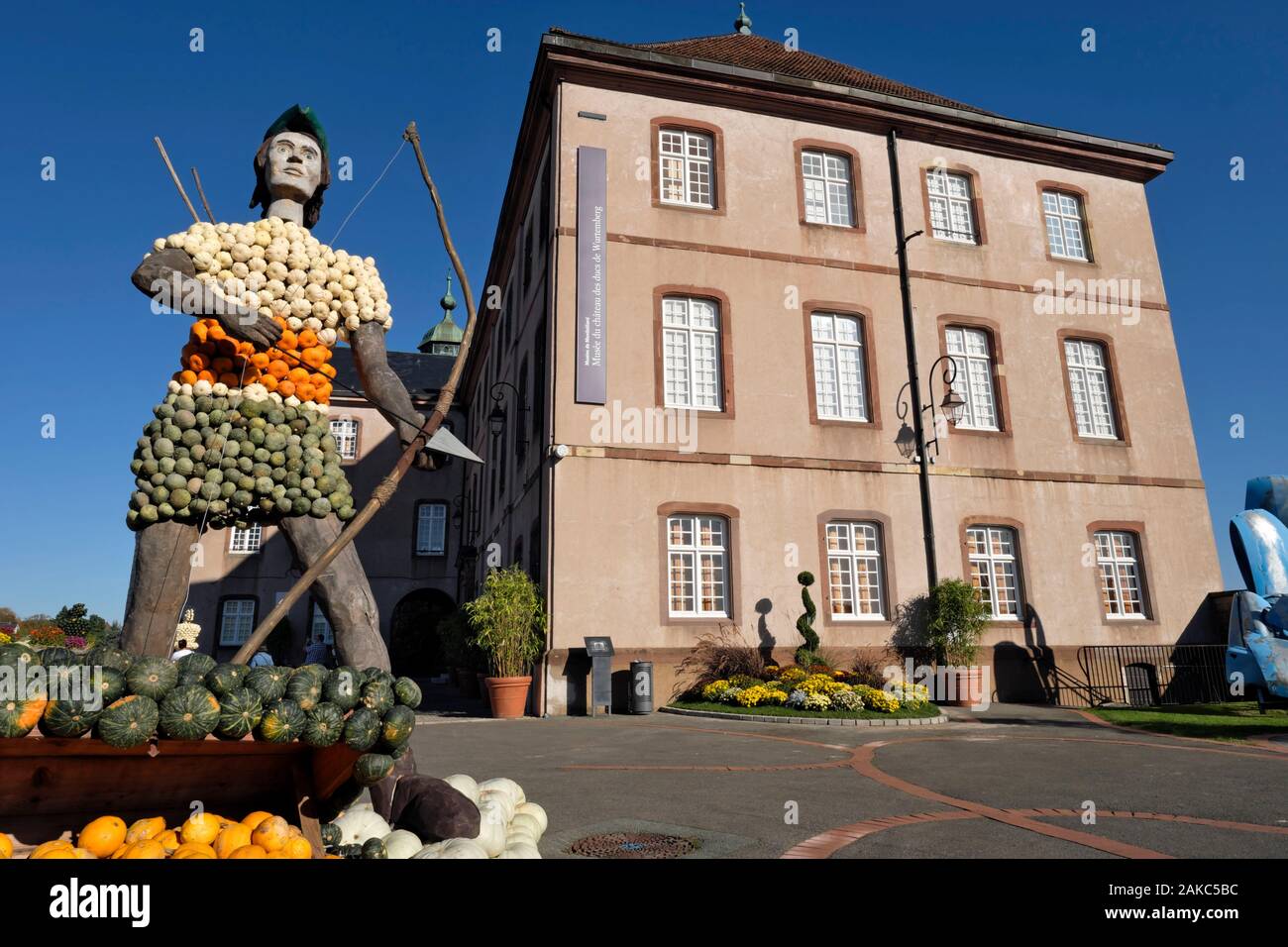 Francia, Doubs, Montbéliard, castello dei duchi di Württemberg, cortile interno, museo, il castello di colore, decorazioni, Archer, cucurbitacee, autunno Foto Stock