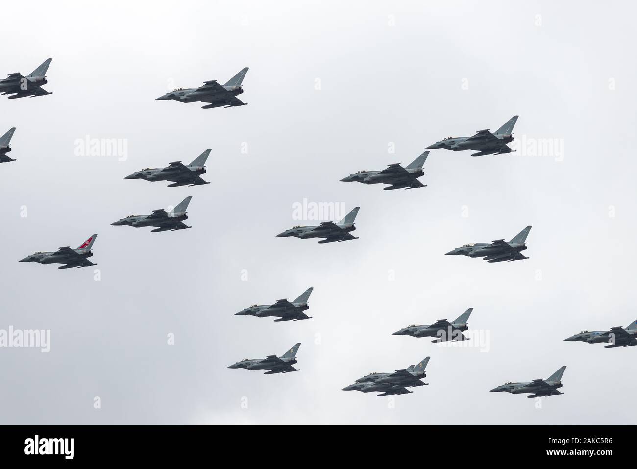 RAF tifoni nel display per i voli in formazione sulla raf centenario, London, Regno Unito Foto Stock