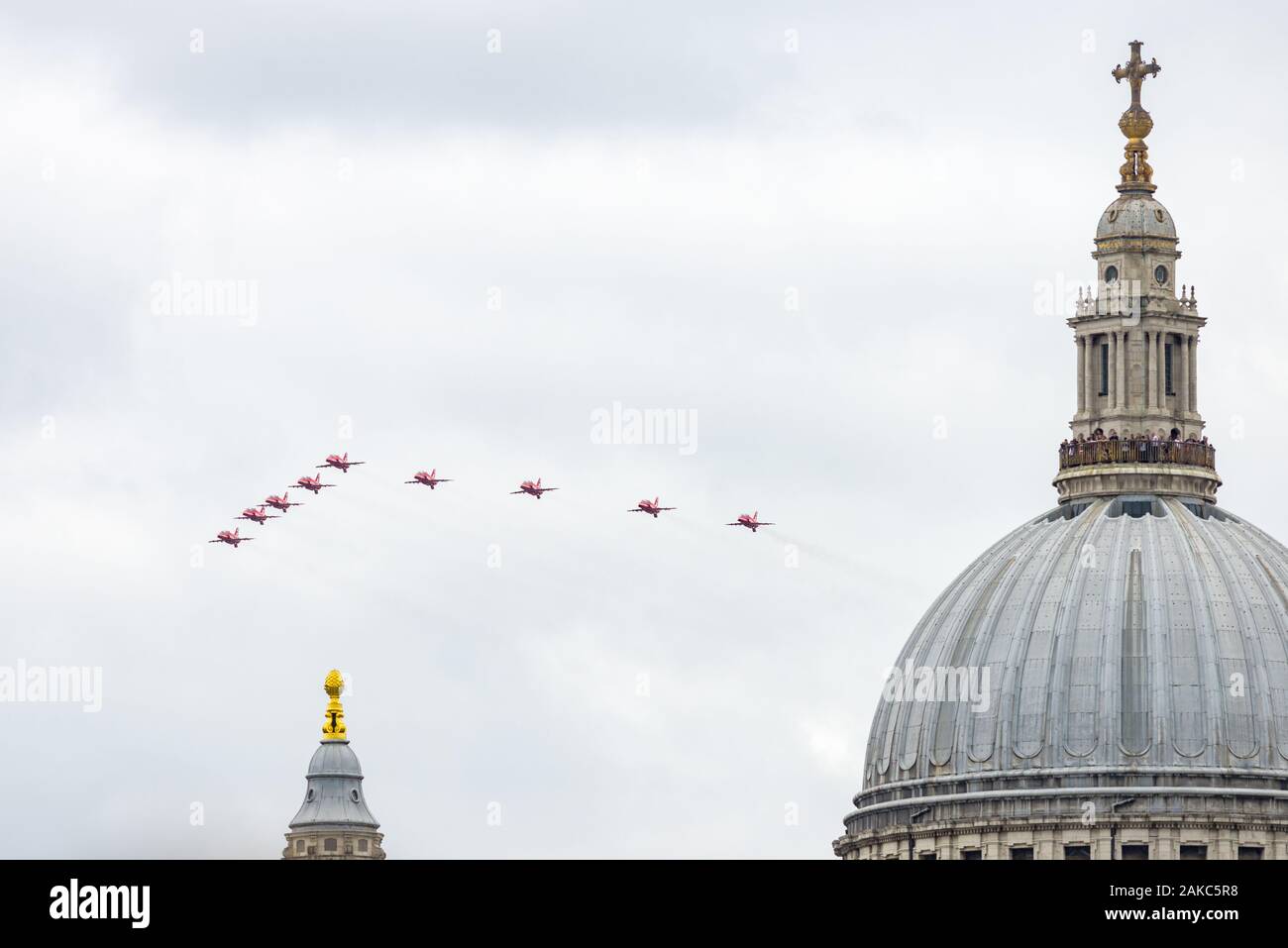 RAF frecce rosse nella formazione di visualizzazione volando sopra la cattedrale di Saint Paul sulla raf centenario, London, Regno Unito Foto Stock