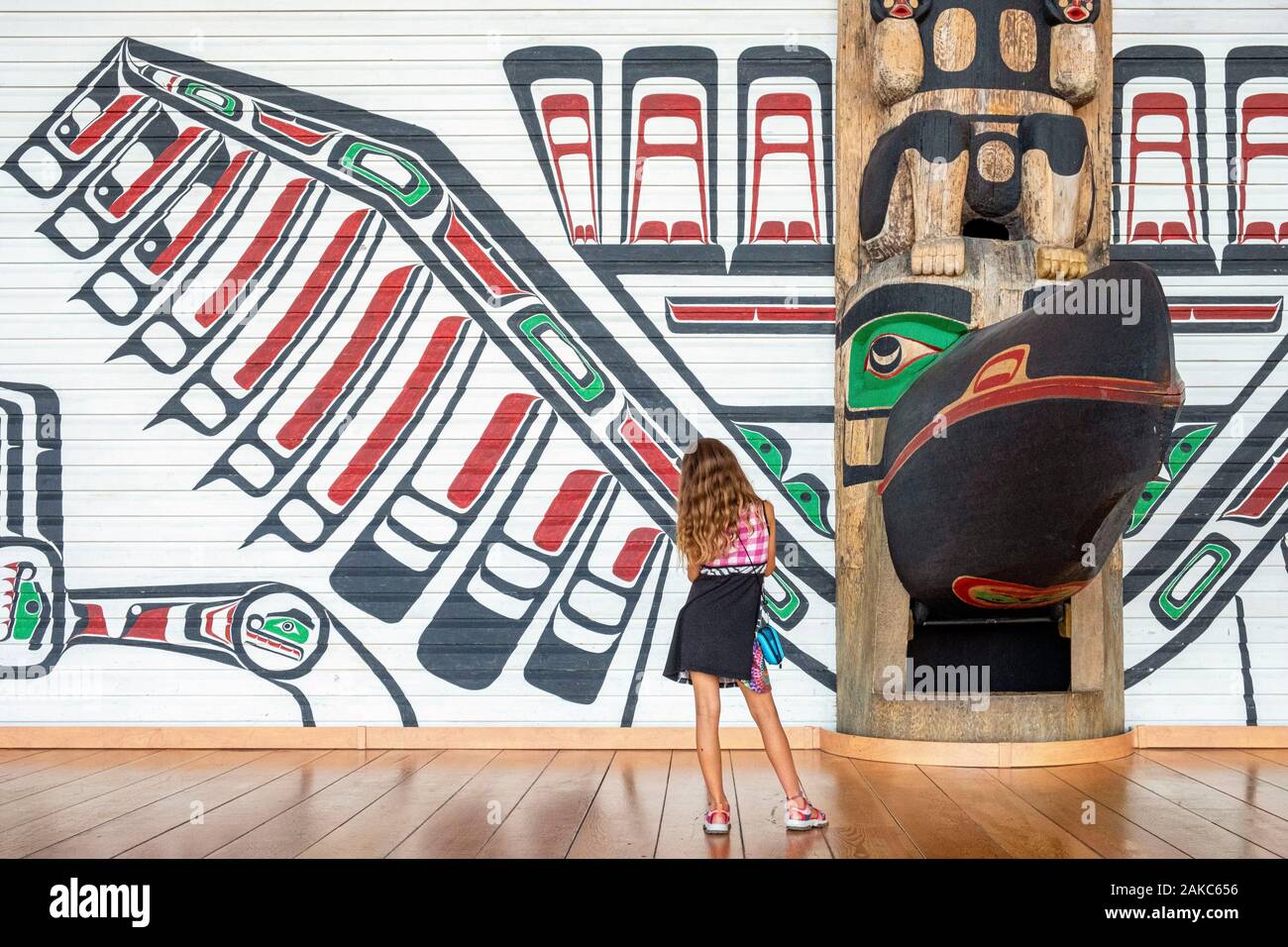 Canada, Québec provincia, regione di Outaouais, Gatineau, il museo canadese della storia, precedentemente noto come il Museo Canadese della civiltà, la Grand Hall e la sua collezione di totem Foto Stock