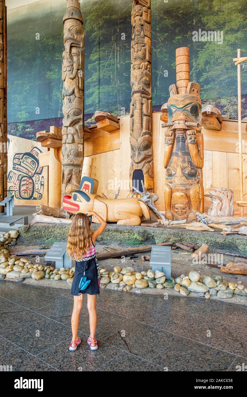 Canada, Québec provincia, regione di Outaouais, Gatineau, il museo canadese della storia, precedentemente noto come il Museo Canadese della civiltà, la Grand Hall e la sua collezione di totem Foto Stock