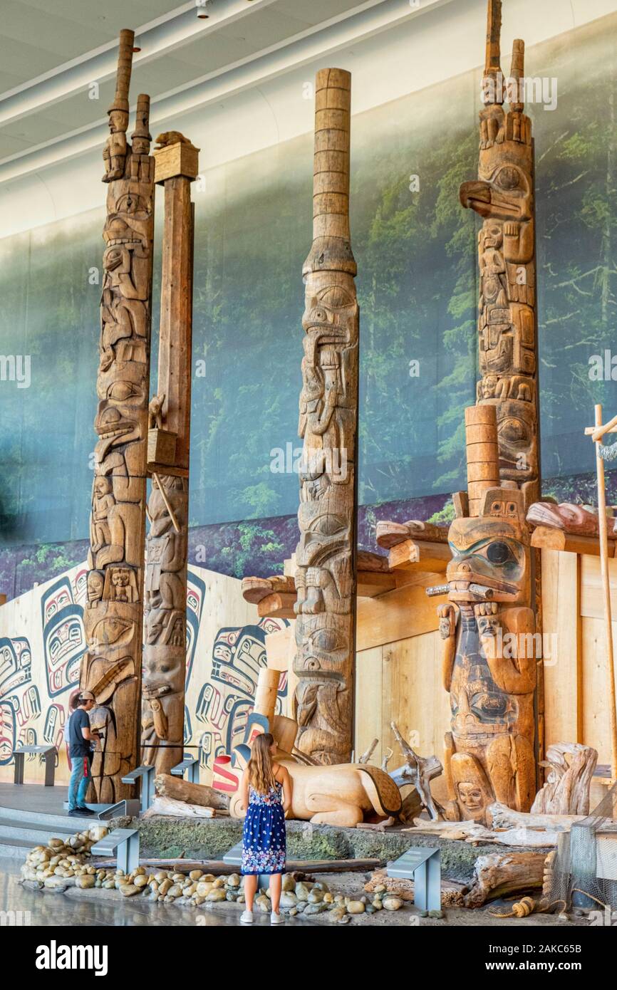 Canada, Québec provincia, regione di Outaouais, Gatineau, il museo canadese della storia, precedentemente noto come il Museo Canadese della civiltà, la Grand Hall e la sua collezione di totem Foto Stock