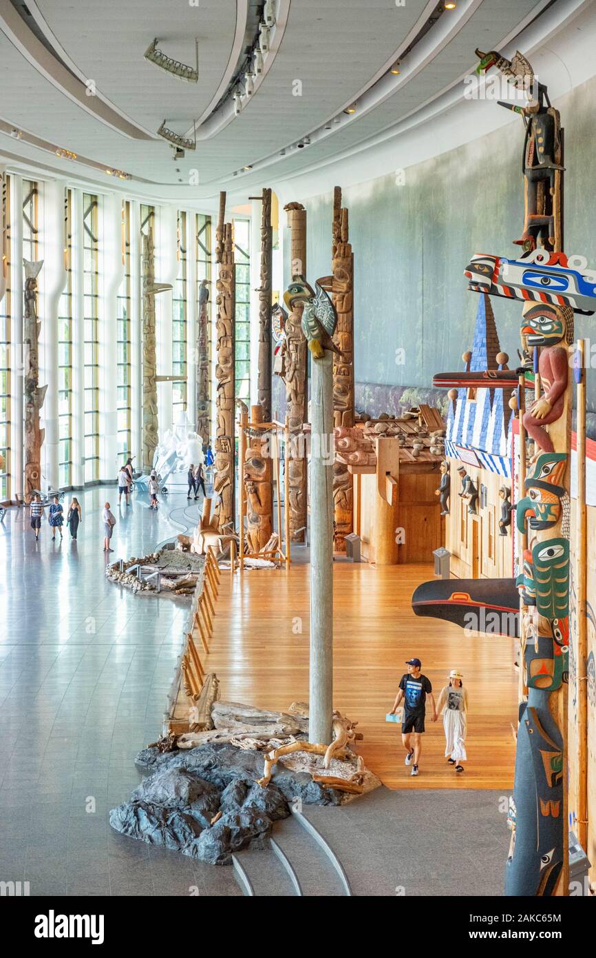 Canada, Québec provincia, regione di Outaouais, Gatineau, il museo canadese della storia, precedentemente noto come il Museo Canadese della civiltà, la Grand Hall e la sua collezione di totem Foto Stock