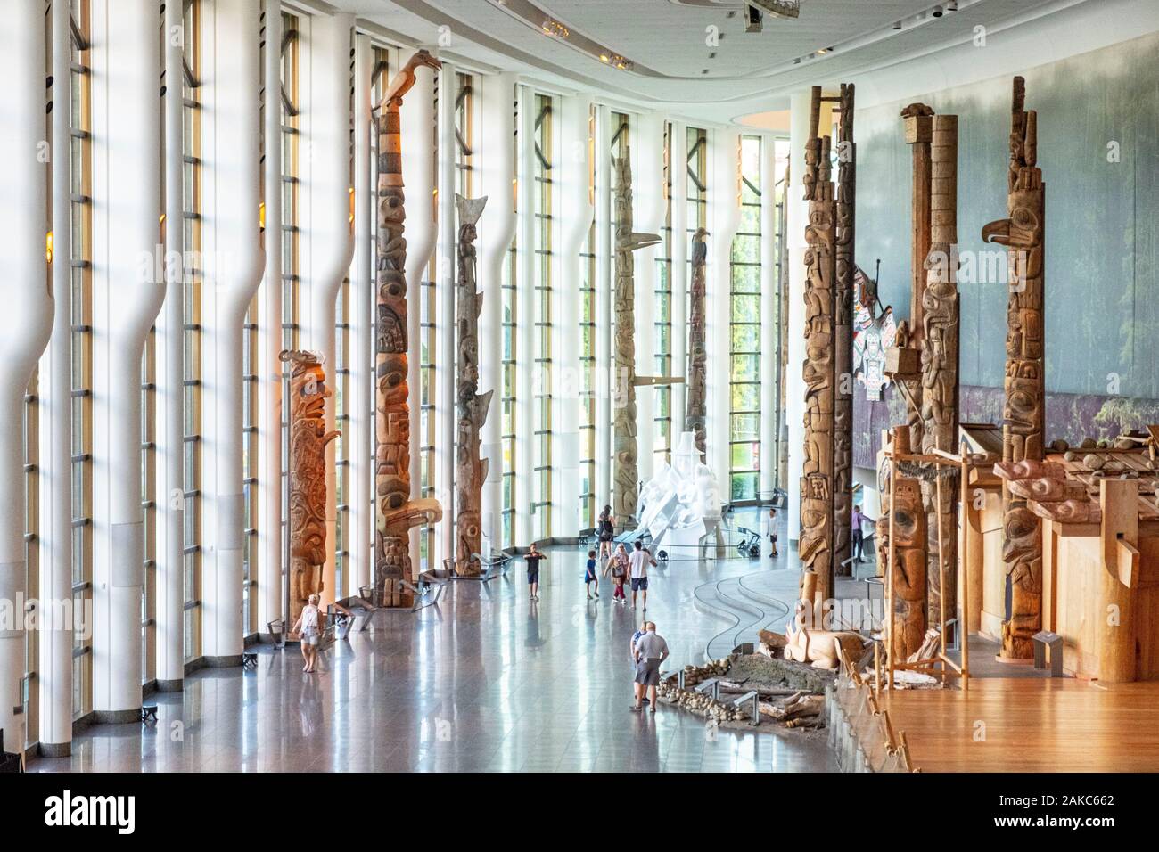 Canada, Québec provincia, regione di Outaouais, Gatineau, il museo canadese della storia, precedentemente noto come il Museo Canadese della civiltà, la Grand Hall e la sua collezione di totem Foto Stock