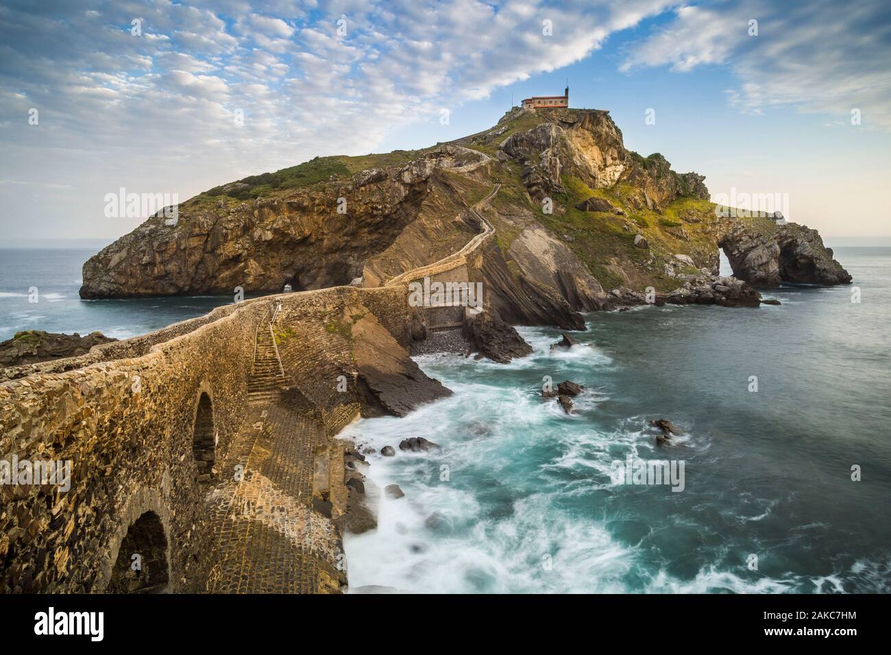 Spagna, Bizkaia, Paese Basco, Gaztelugatxe, l'isola su cui è un manor è parte del set di stagione 7 di giochi di Troni Foto Stock