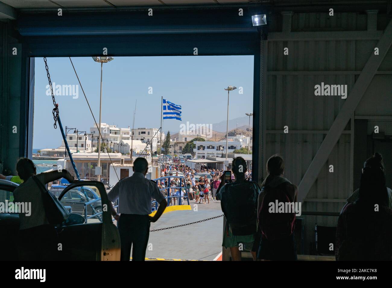 Naxos Grecia - Agosto 11 2019; guardando fuori dal ponte inferiore dell'isola greca di battelli che arrivano a destinazione. Foto Stock