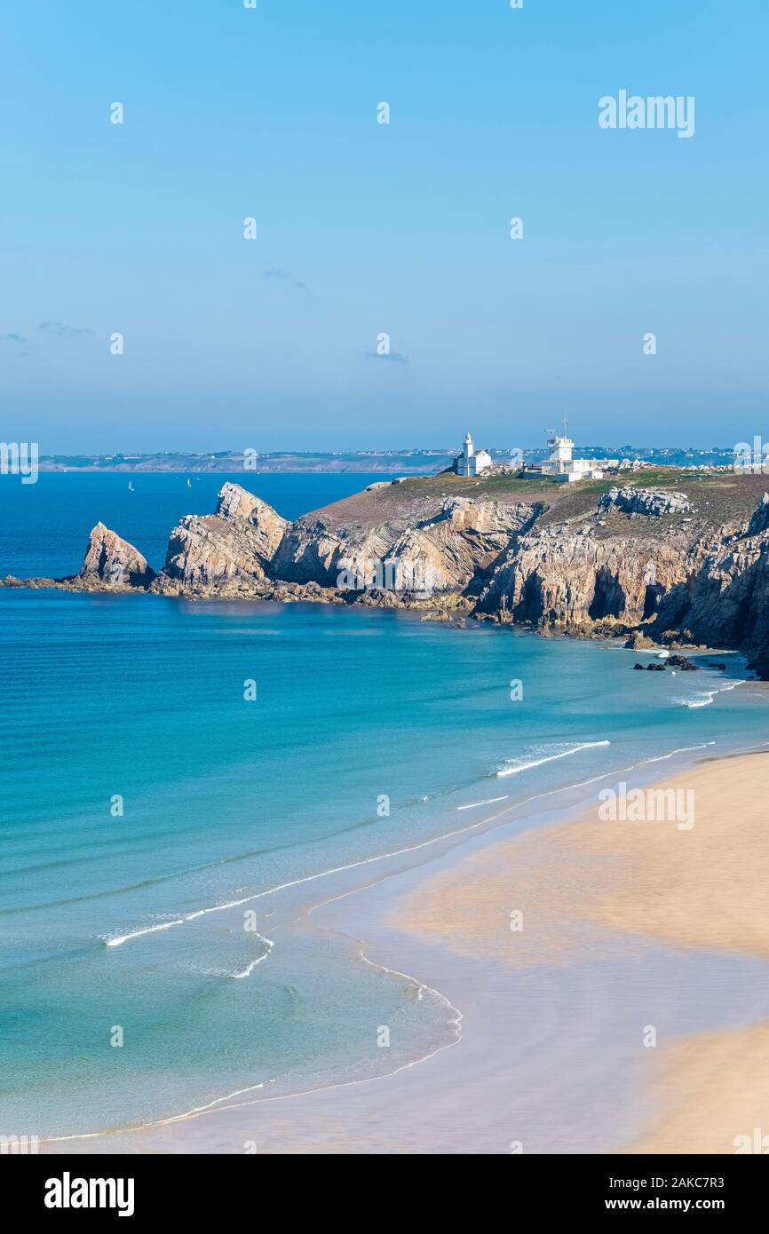 Francia, Finisterre, Armorica Parco Naturale Regionale, Crozon Penisola, Camaret-sur-Mer, penna Hat beach e Pointe du Toulinguet Foto Stock