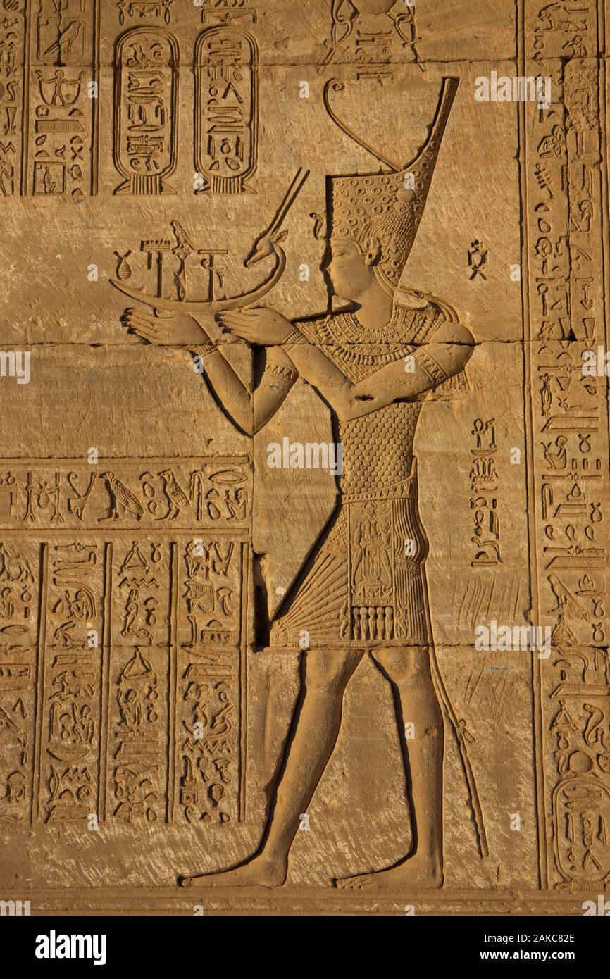 Egitto Alto Egitto, valle del Nilo, Dendera, bassorilievo raffigurante il faraone che porta la barca solare su una parete del tempio di Dendera Foto Stock