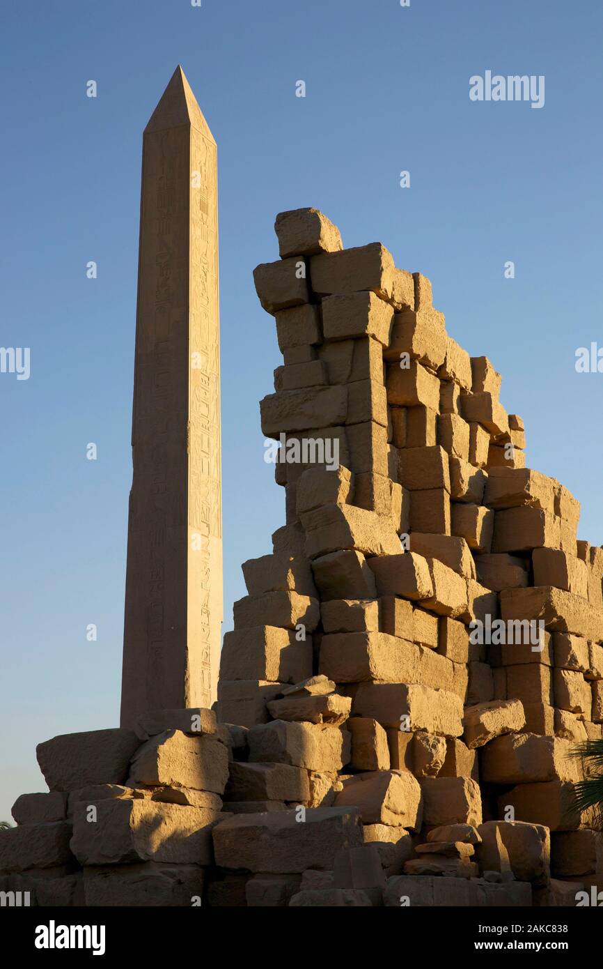 Egitto Alto Egitto, Valle del Nilo, Karnak, obelisco eretto tra rovine nel Tempio di Karnak Foto Stock