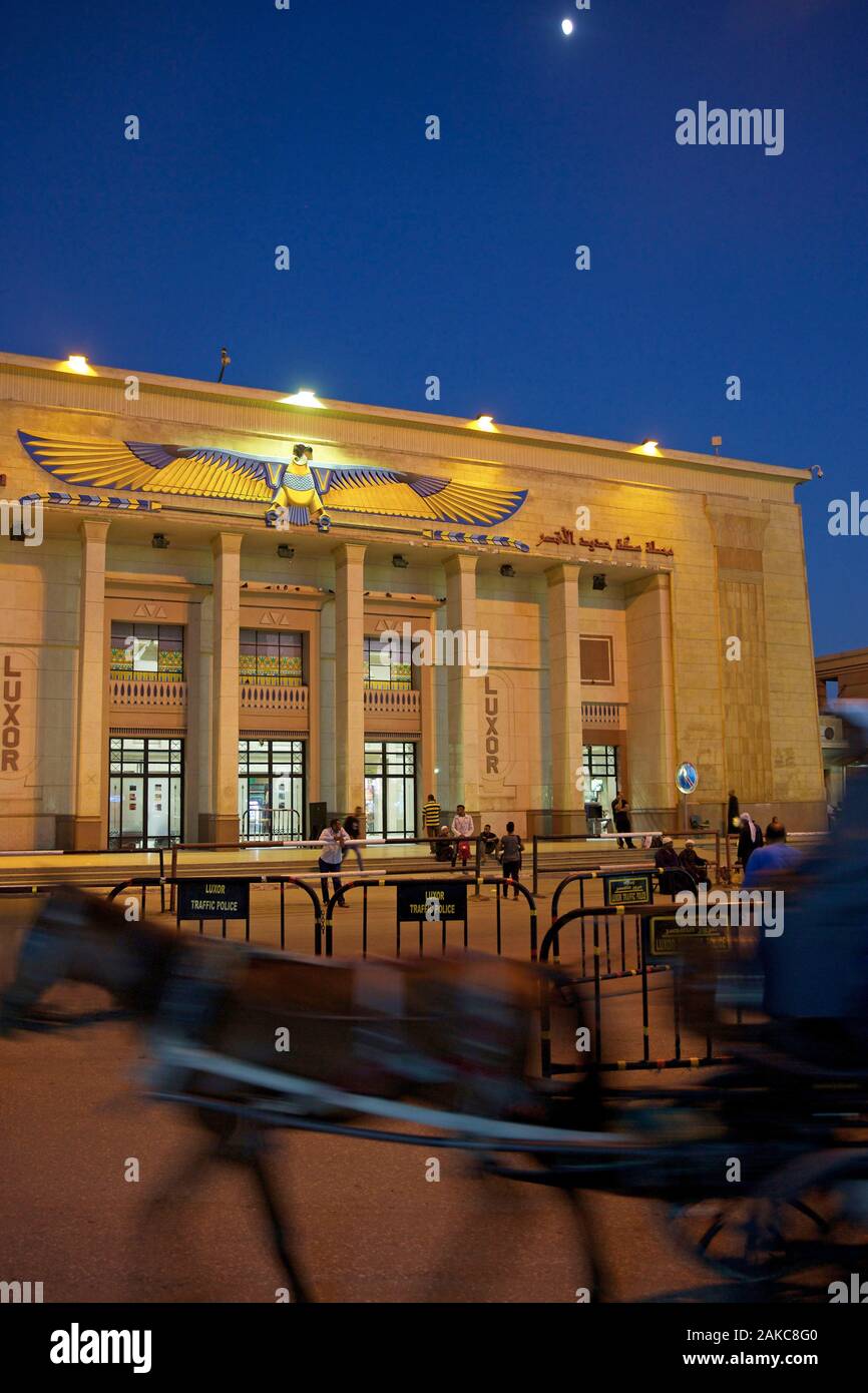 Egitto Alto Egitto, Valle del Nilo, Luxor, stazione ferroviaria di facciata ispirata da antico Egitto illuminata di notte Foto Stock