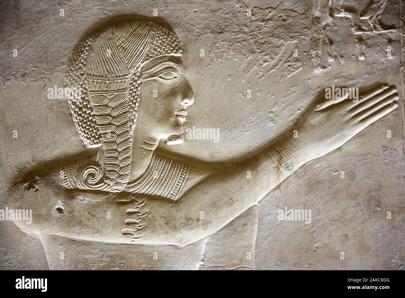 Egitto Alto Egitto, Valle del Nilo, Dendera, bassorilievo raffigurante un antica egiziana su una parete del tempio di Athor Foto Stock