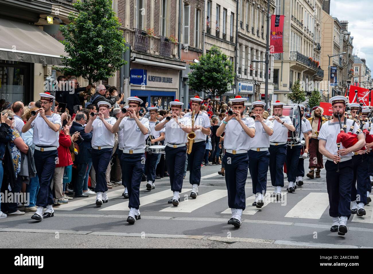 Francia, Seine Maritime, Rouen, Armada di Rouen 2019, equipaggio sfilata per le strade di Rouen Foto Stock