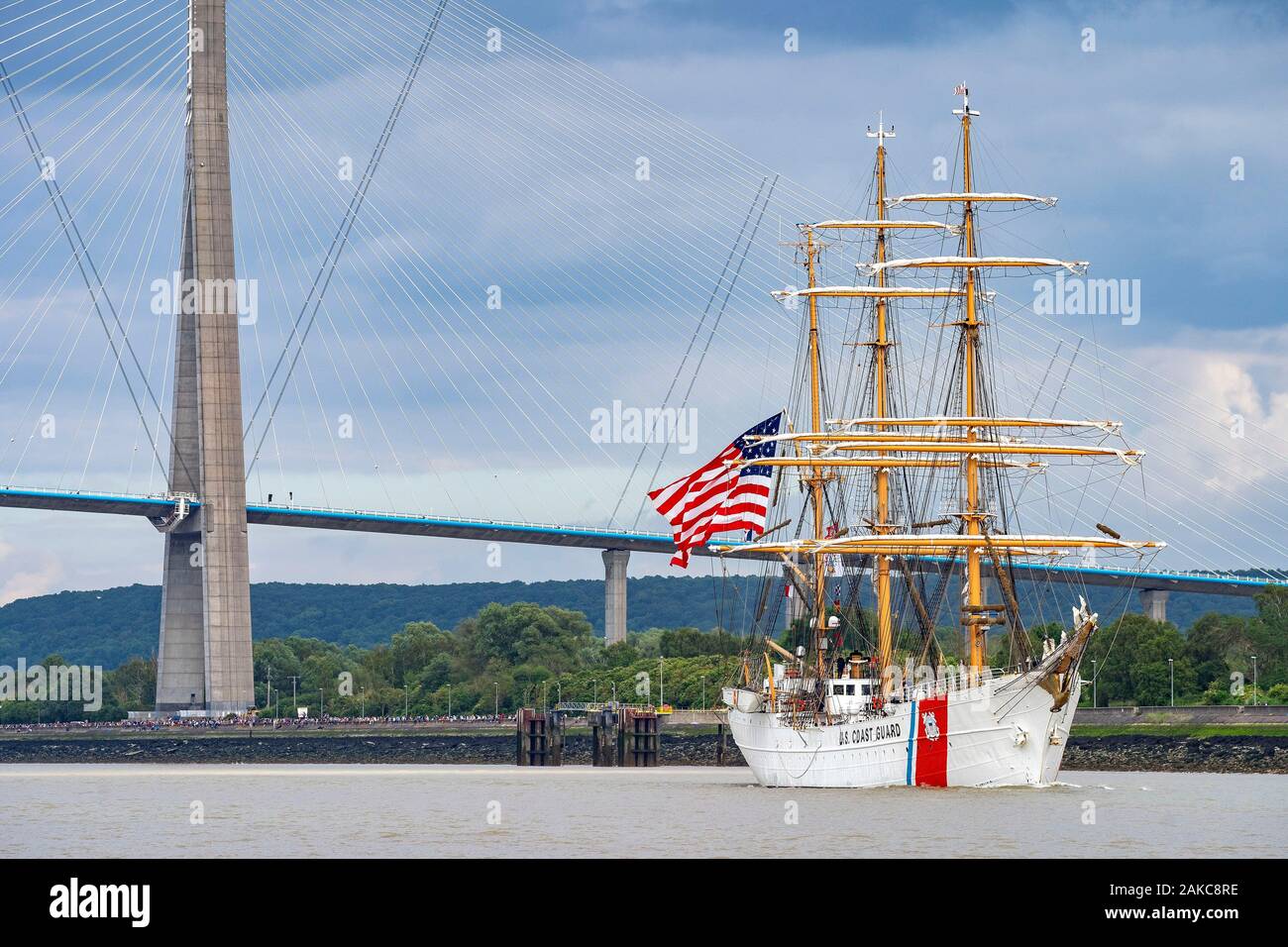 Francia, Calvados, Honfleur, Armada di Rouen 2019, della US Coast Guard Eagle nella parte anteriore del Ponte Normandia Foto Stock