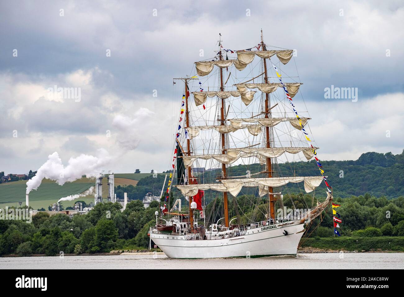Francia, Seine Maritime, Saint-Jean-de-Folleville, Armada di Rouen 2019, il brigantino a tre alberi Cuauhtemoc davanti Radicatel Foto Stock
