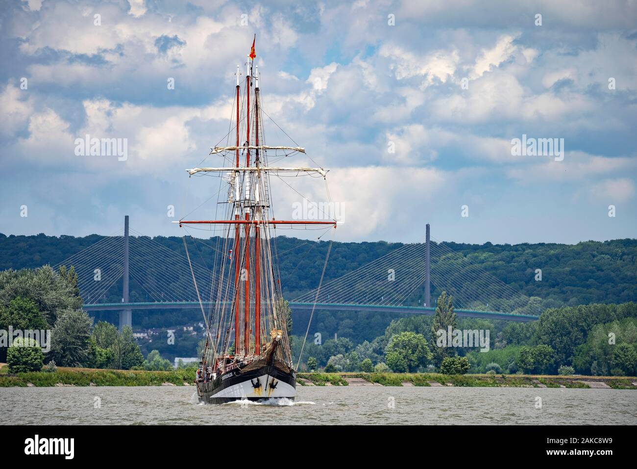 Francia, Eure, La Mailleraye-sur-Seine, Armada di Rouen 2019, tre-masted schooner Oosterschelde sul ponte Brotone sfondo Foto Stock