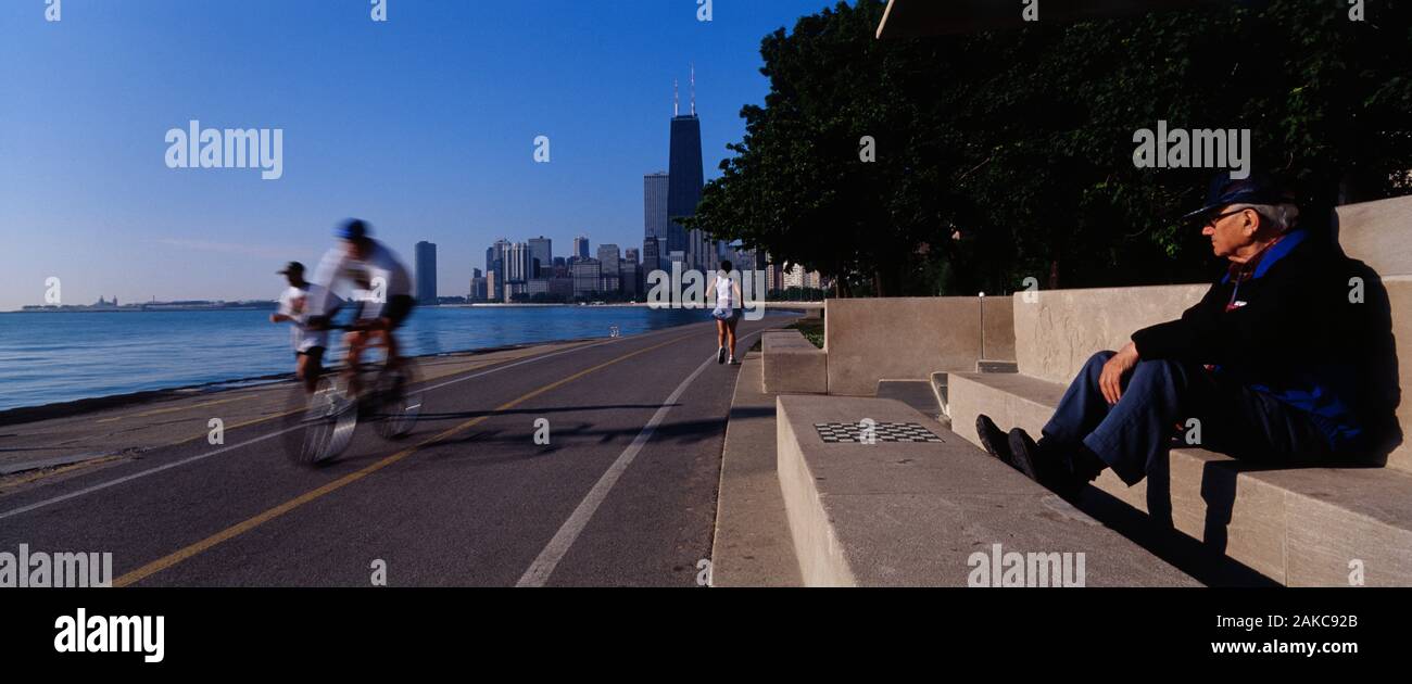 Profilo laterale di un anziano uomo seduto su un gradino, Chicago, Illinois, Stati Uniti d'America Foto Stock Profilo laterale di un anziano uomo seduto su un gradino, Chicago, Illinois, Stati Uniti d'America Foto Stock