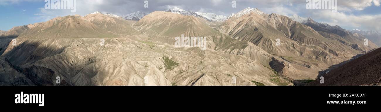 Tagikistan, Gorno-Badakhshan Regione autonoma, vista panoramica del Pamir Mountains sul lato afghano della frontiera, visto dal lato tagiko, altitudine di 3500m Foto Stock