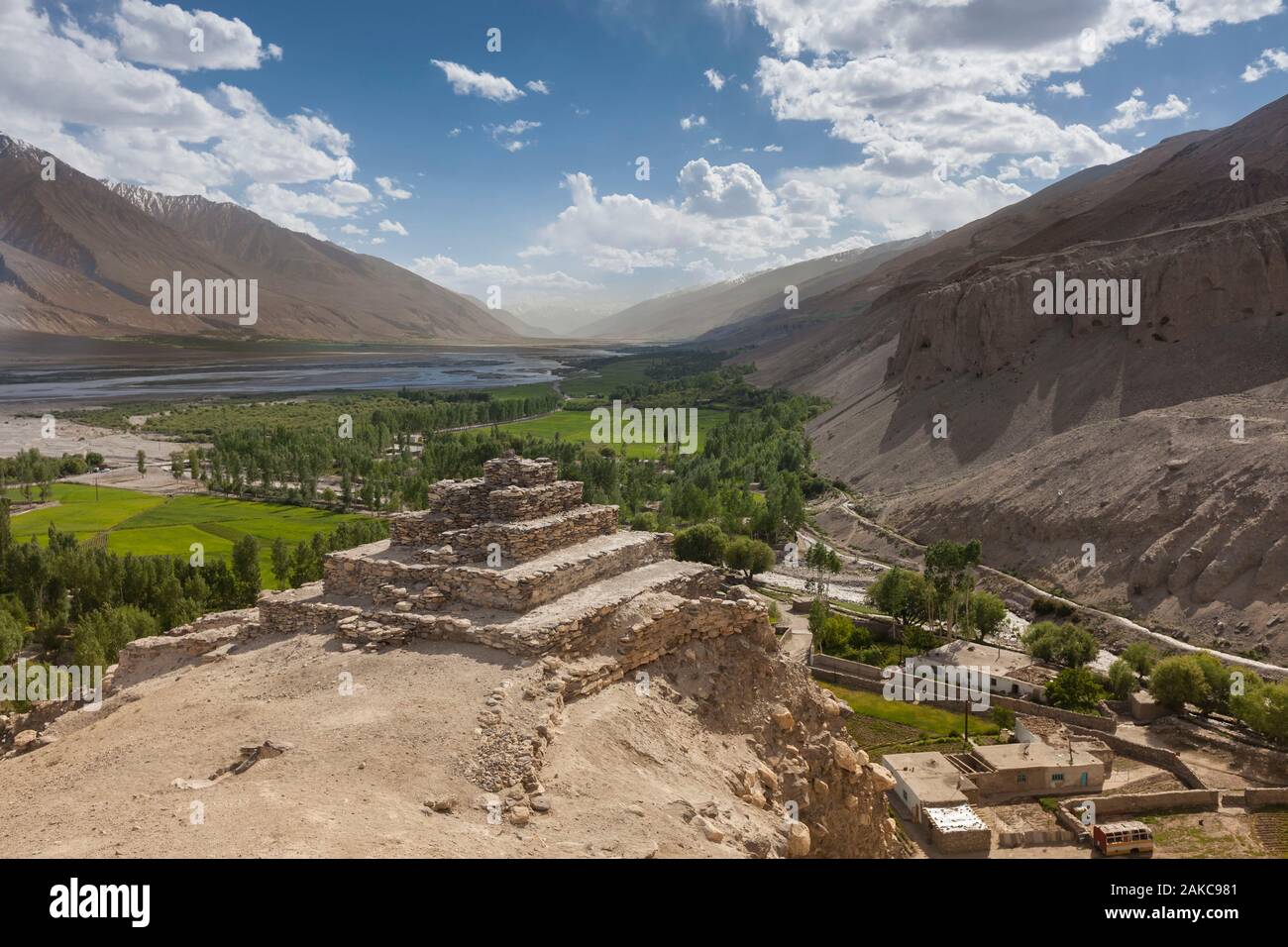 Tagikistan, Gorno-Badakhshan Regione autonoma, piramide-come resti di un stupa buddisti che si affaccia sul fiume Piandj, separando il Tagikistan dall' Afghanistan Foto Stock