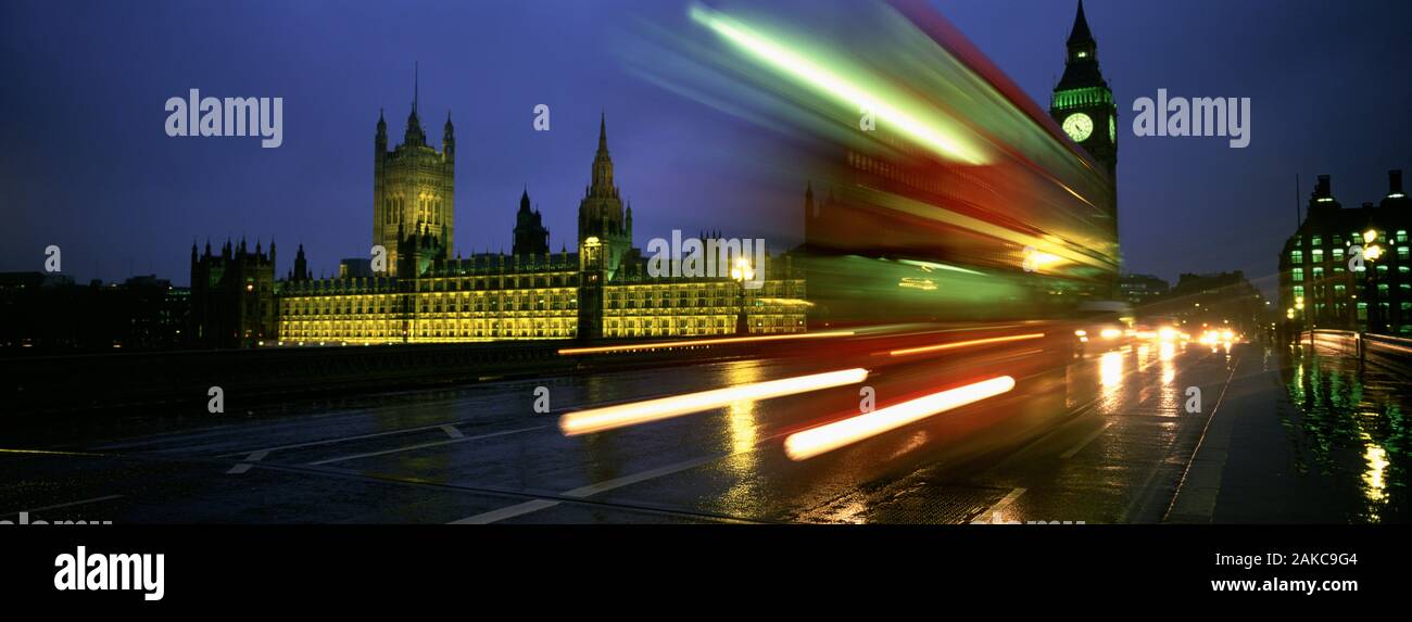 Inghilterra, London, Casa del Parlamento, il traffico in movimento nella notte Foto Stock