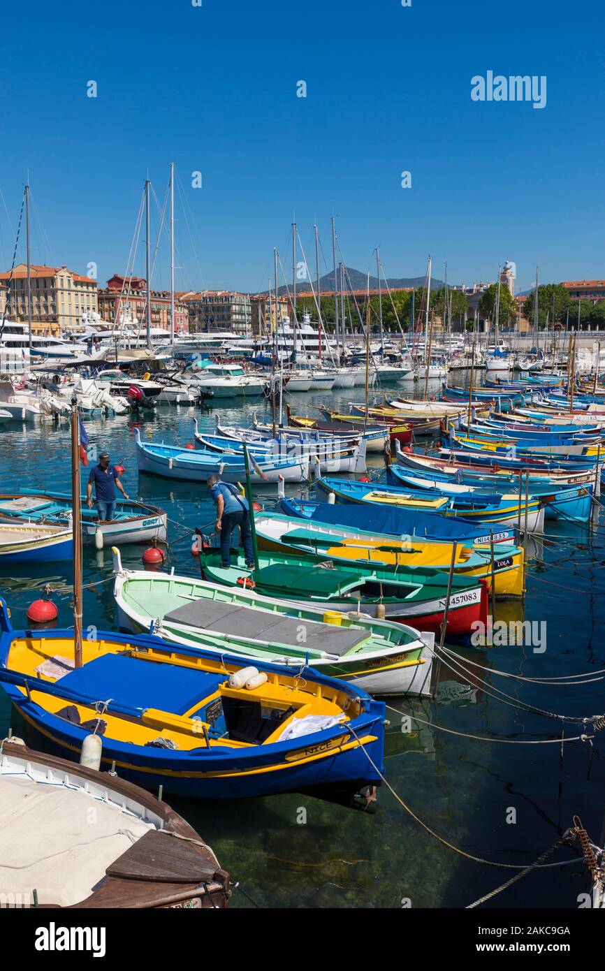 Francia, Alpes Maritimes, Nizza, il vecchio porto o porto Lympia, Pointus (tradizionali barche da pesca) Foto Stock