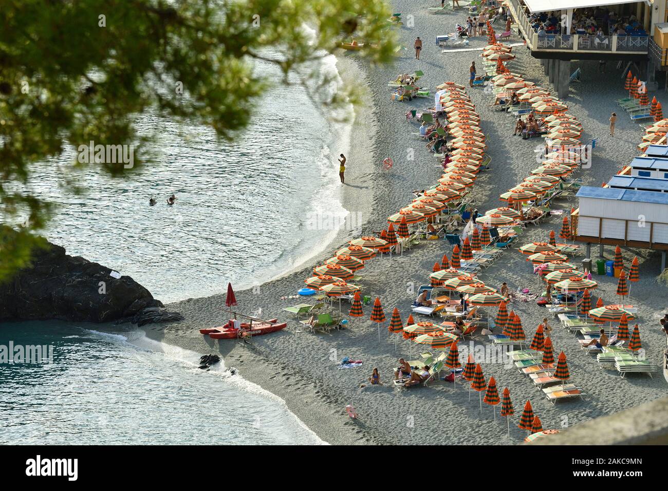 L'Italia, Liguria, provincia della Spezia, il Parco Nazionale delle Cinque Terre, elencato come patrimonio mondiale dall UNESCO, Monterosso al Mare Village, la spiaggia Foto Stock