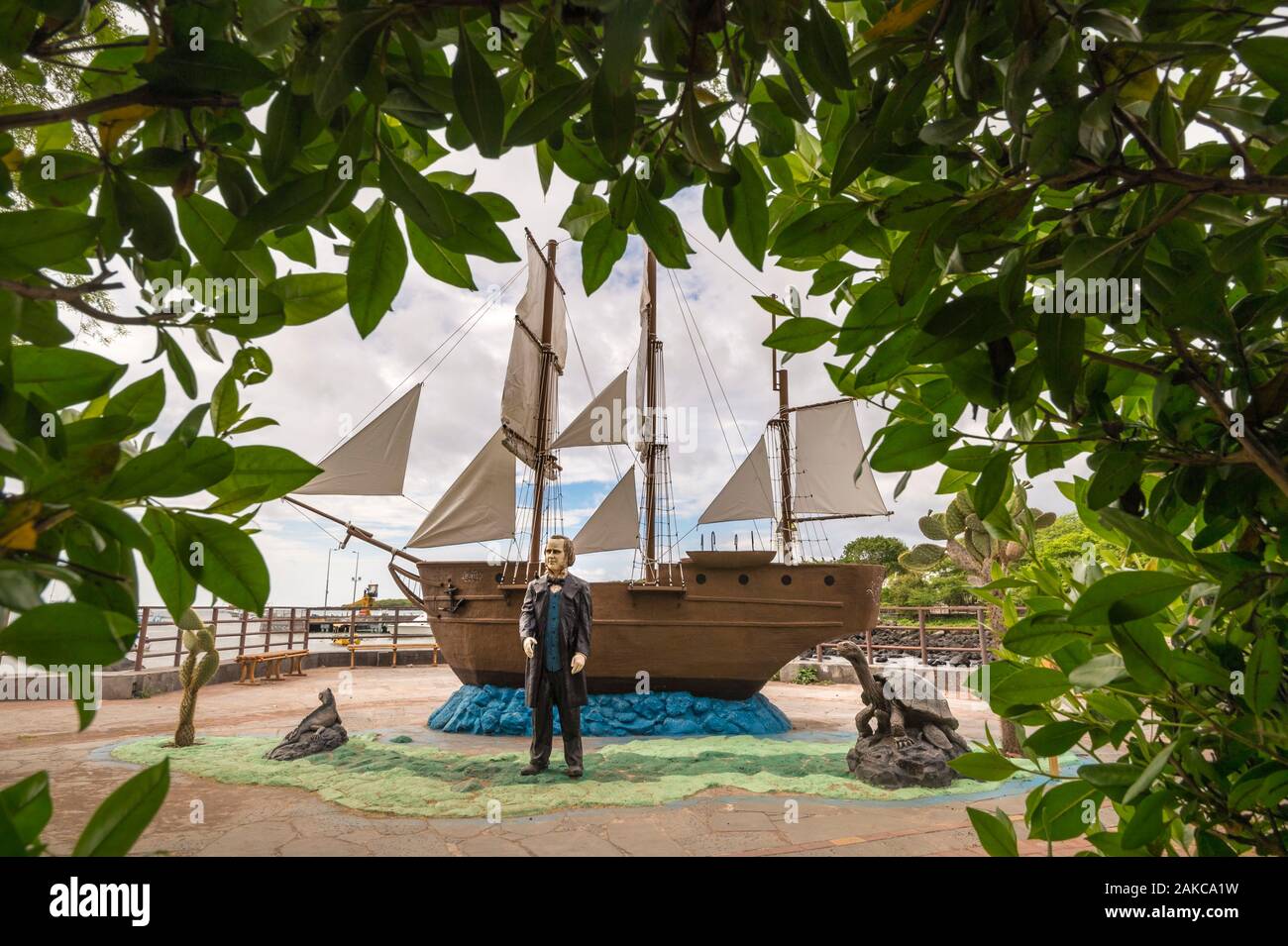 Ecuador, Arcipelago delle Galapagos, classificato come patrimonio mondiale dall UNESCO, San Cristobal Island, Puerto Baquerizo Moreno, una scultura in memoria di Charle DARWIN sulla passeggiata costiera Foto Stock