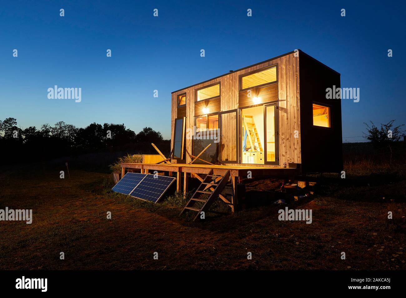 Francia, Finisterre, Concarneau, sperimentazione di low-tech solutions in una piccola casa di due ingegneri (Pierre-Alain Leveque e Clemente Chabot) costruito e vivere in un minuscolo-house (montata su rimorchio micro-house) per testare low-tech solutions Foto Stock