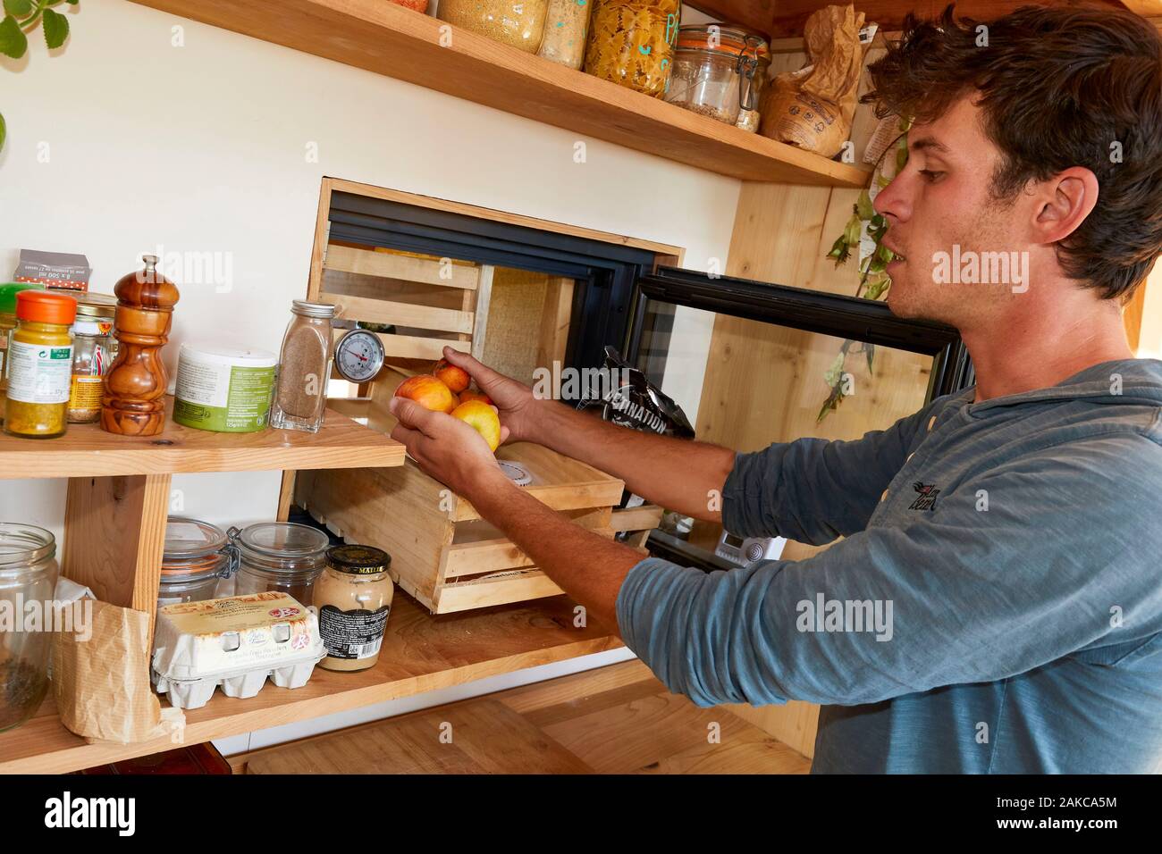Francia, Finisterre, Concarneau, sperimentazione di low-tech solutions in una piccola casa di due ingegneri (Pierre-Alain Leveque e Clemente Chabot) costruito e vivere in un minuscolo-house (montata su rimorchio micro-house) per testare low-tech solutions Foto Stock