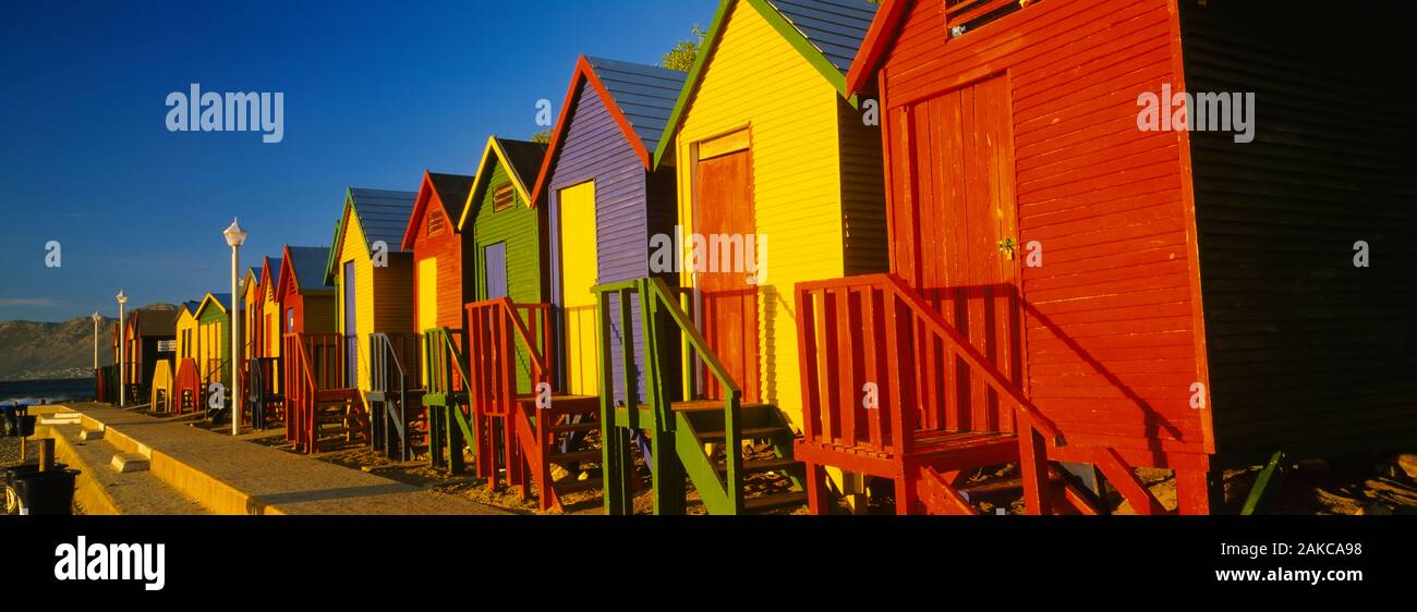 Spiaggia di capanne in una fila, St James, Cape Town, Sud Africa Foto Stock
