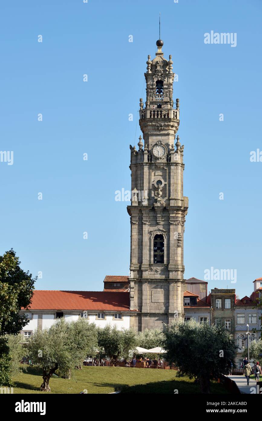 Il Portogallo, Regione Nord, Porto, centro storico classificato come patrimonio mondiale dall' UNESCO, Piazza di Lisbona, Clérigos Tower (torre campanaria) costruiti tra il 1754 e il 1763, stile barocco italiano Foto Stock