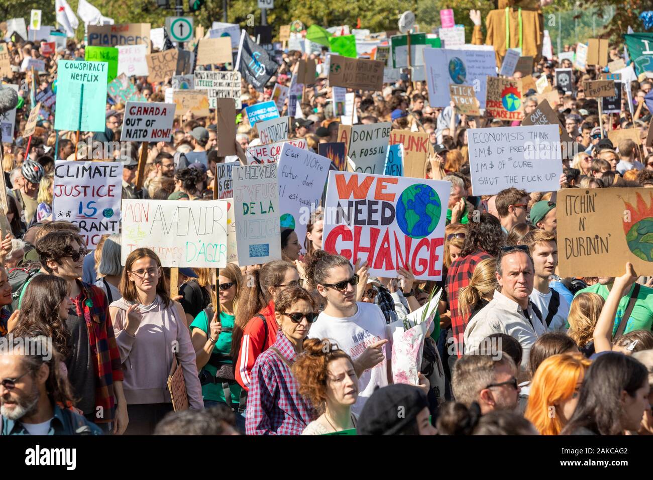 Canada, Provincia del Quebec e di Montreal, il mese di marzo per il clima, la processione, folla brandendo cartelli con slogan Foto Stock