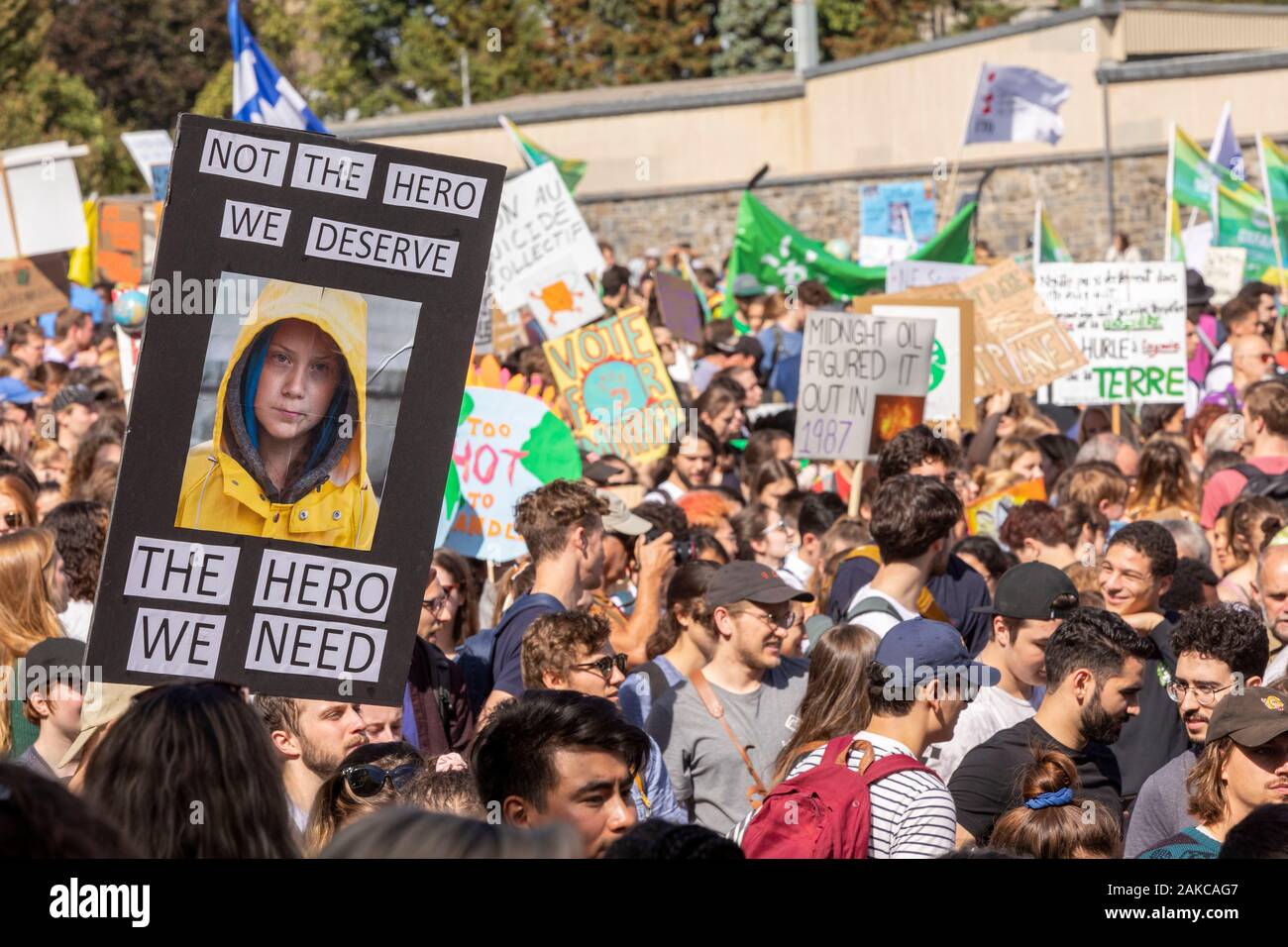 Canada, Provincia del Quebec e di Montreal, il mese di marzo per il clima, la processione, folla wielding slogan segni, Ritratto di giovane militante Greta Thunberg Foto Stock