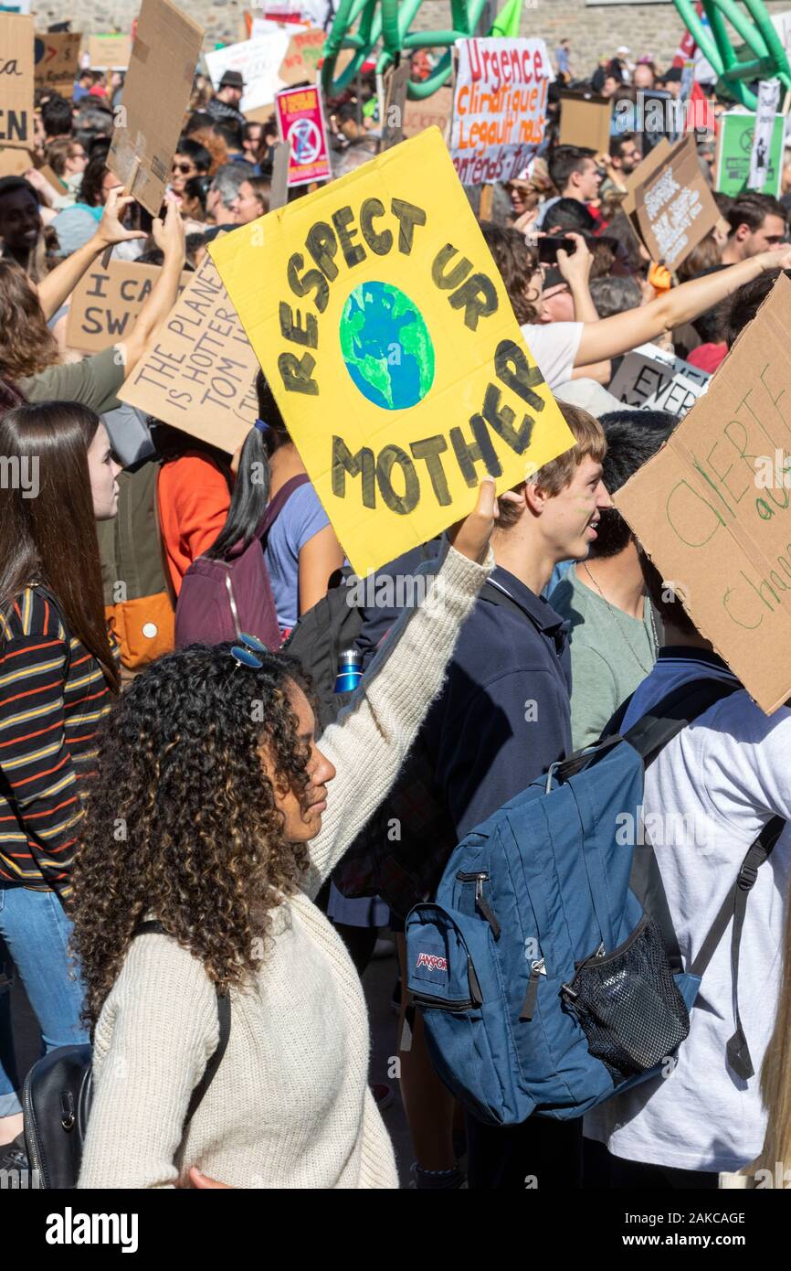 Canada, Provincia del Quebec e di Montreal, il mese di marzo per il clima, la processione, folla brandendo cartelli con slogan Foto Stock