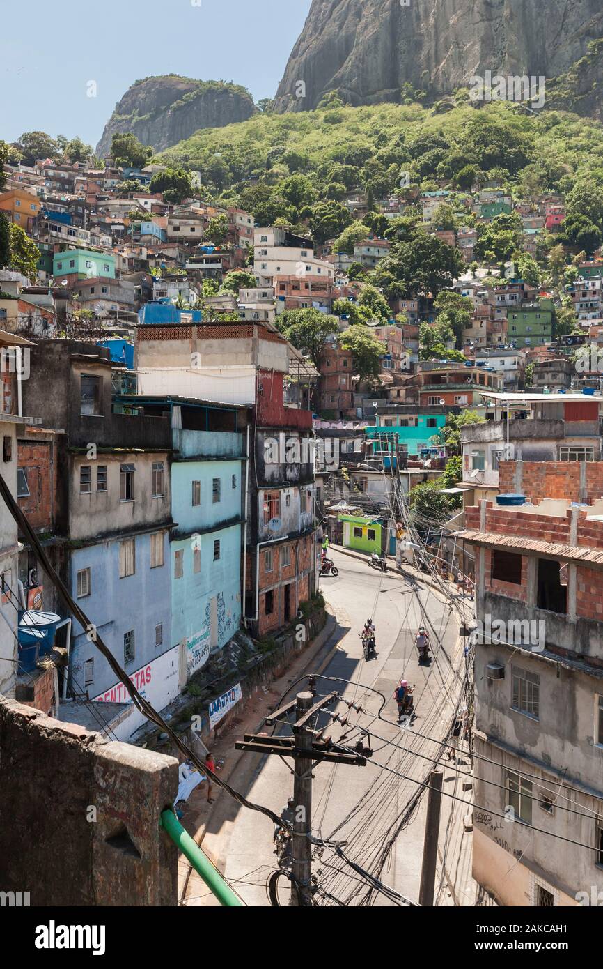 Il Brasile, Stato di Rio de Janeiro, città di Rio de Janeiro, favela Rocinha, paesaggi Carioca tra la montagna e il mare classificato Patrimonio Mondiale dell'UNESCO, la vista in alzata di una favela street e montagne sullo sfondo Foto Stock