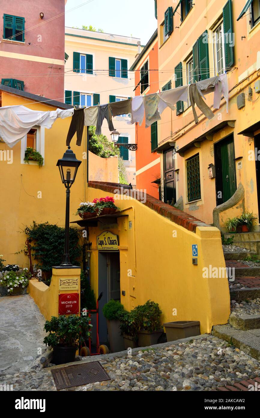 In Italia, la Liguria, Genova, Boccadasse, piccolo porto Foto Stock