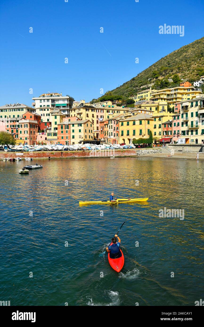 In Italia, la Liguria, Genova Nervi, la porta del villaggio di Nervi, lo scalo di canoa kayak scuola Foto Stock