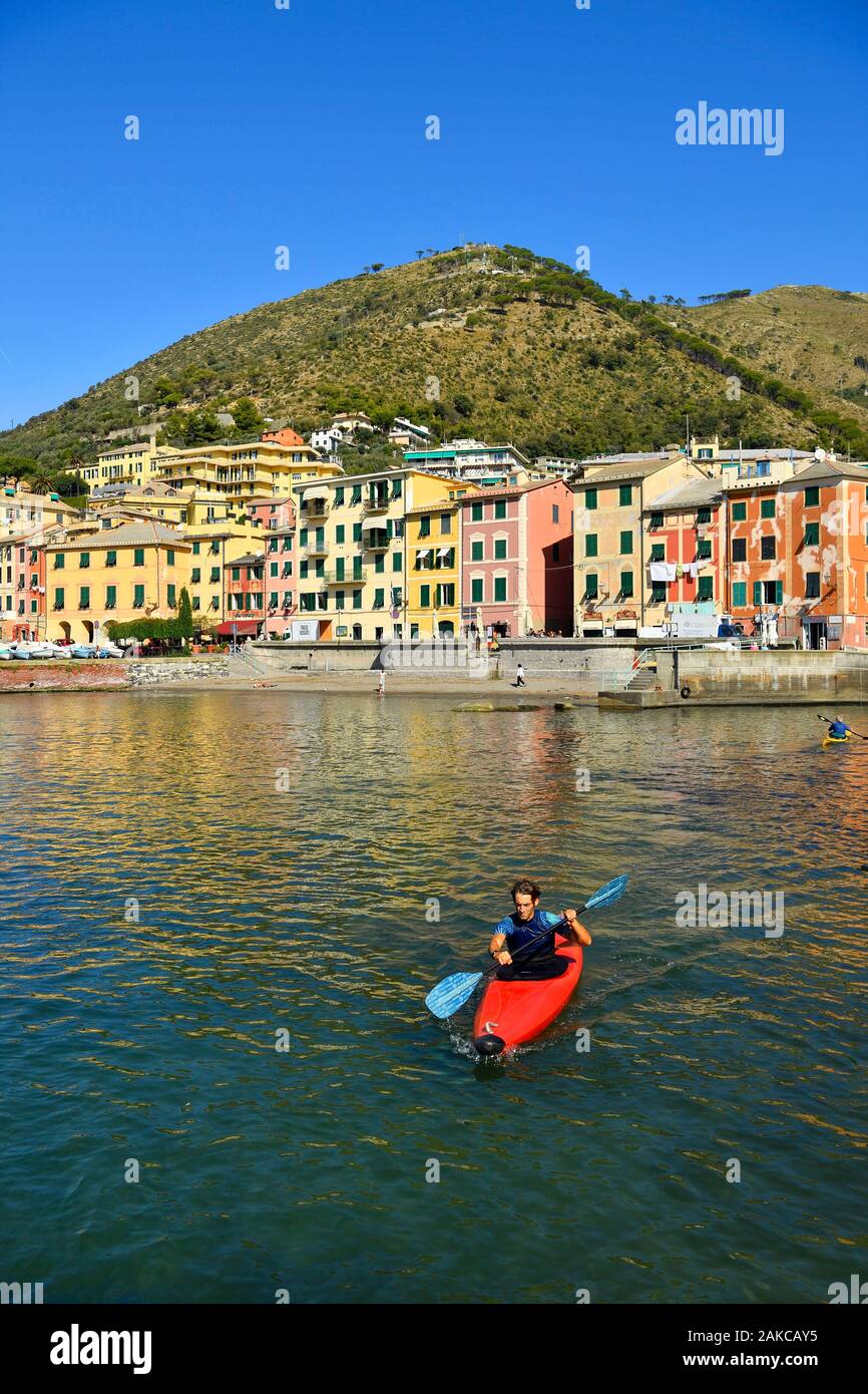 In Italia, la Liguria, Genova Nervi, la porta del villaggio di Nervi, lo scalo di canoa kayak scuola Foto Stock