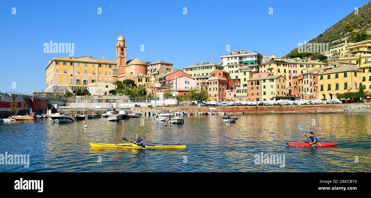 In Italia, la Liguria, Genova Nervi, la porta del villaggio di Nervi, lo  scalo di canoa kayak scuola Foto stock - Alamy