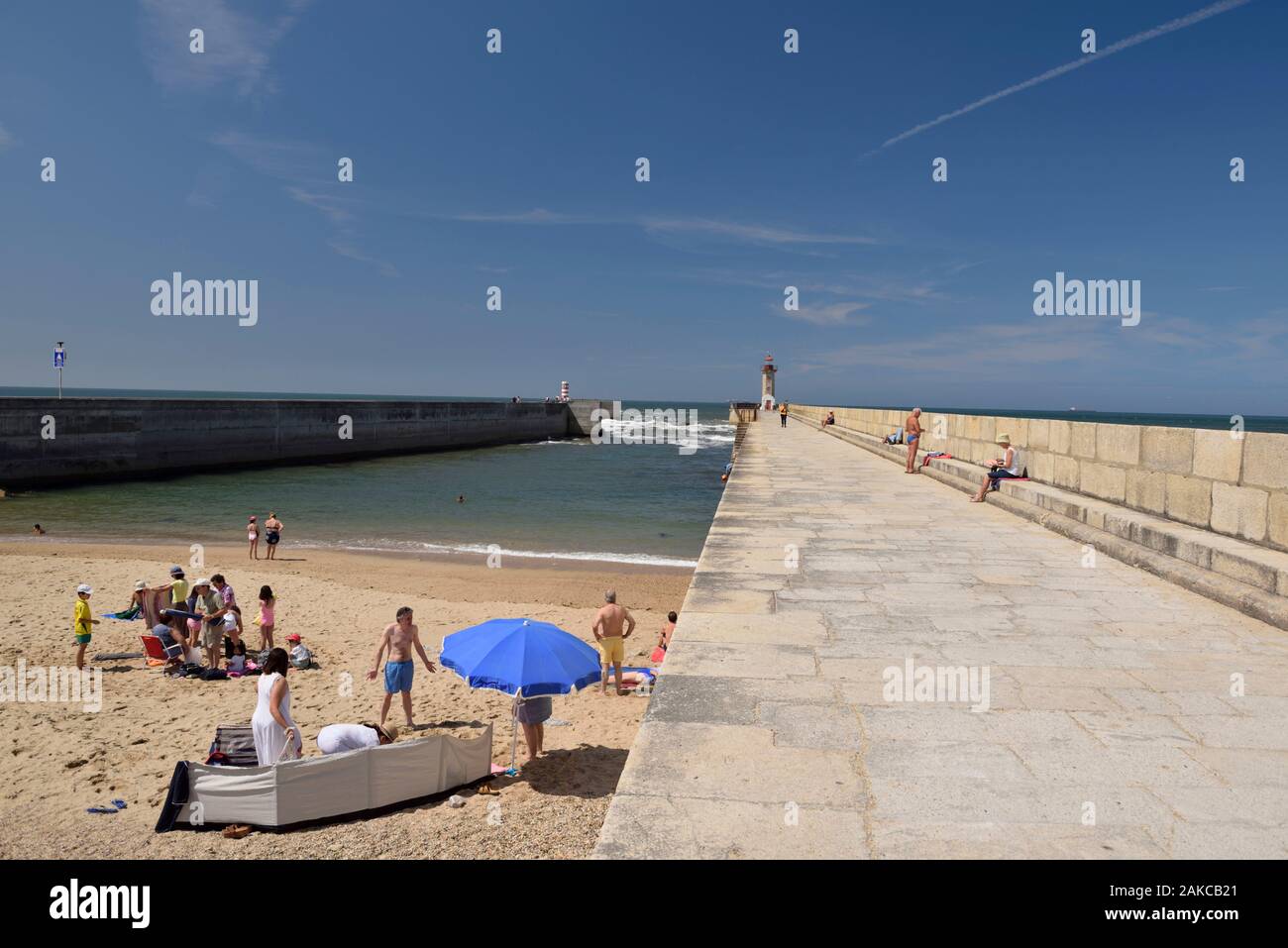 Il Portogallo, Regione Nord, Porto, Praia das Pastoras Beach, Felgueiras Pier e il faro (a destra) e il faro di Pontão (sinistra) in corrispondenza del bordo dell'Oceano Atlantico Foto Stock